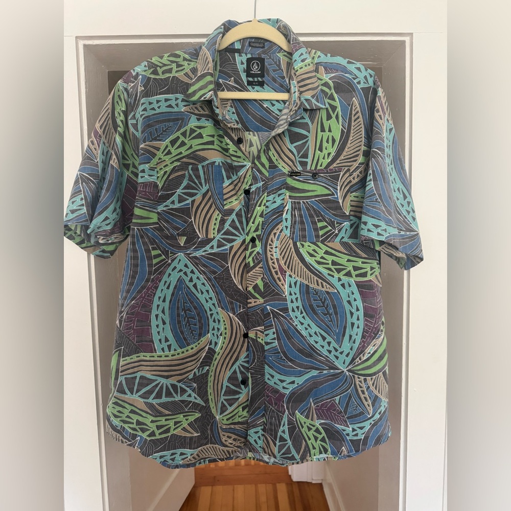 Volcom Men's Tropical Leaf Pattern Shirt